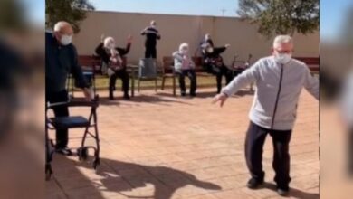 Photo of Bailando, abuelitos celebran recibir vacuna contra Covid-19
