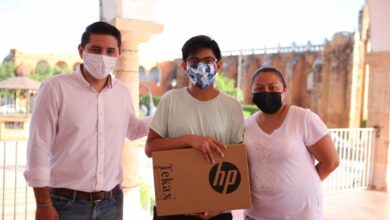 Photo of Alcalde de Tekax entrega equipos para apoyar la educación en línea