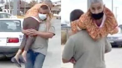 Photo of Hombre que carga a su mamá para llevarla a vacunar conmueve en redes sociales