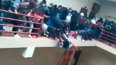 Photo of Estudiantes caen desde un cuarto piso en una universidad en Bolivia, al menos 5 murieron