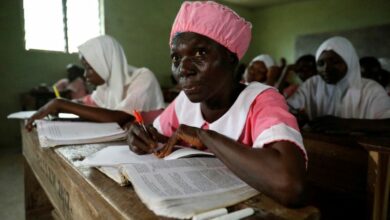 Photo of A sus 50 años, mujer nigeriana se inscribe a escuela