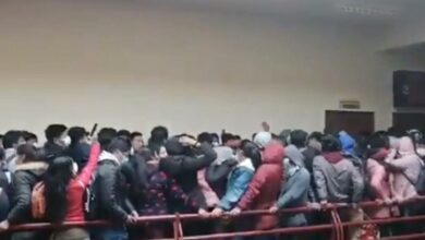 Photo of En Bolivia, estudiantes caen y mueren al romperse barandal de escuela
