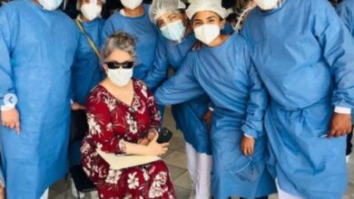 Photo of ¡Presume sus canas! Impacta look de Verónica Castro al recibir vacuna anti COVID-19