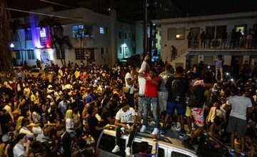 Photo of Llega multitud de turistas a Miami Beach, extiende estado de emergencia