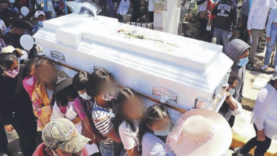 Photo of Niñas cargan ataúd de su amiga Wendy de 16 años asesinada en Edomex