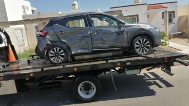 Photo of Vuelcan tras choque y terminan en el hospital