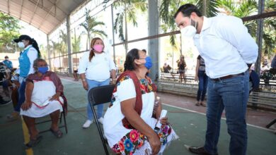 Photo of Mauricio Vila supervisa vacunación en Izamal