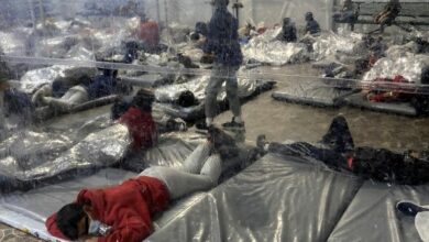 Photo of Niños inmigrantes son amontonados en centros de detención