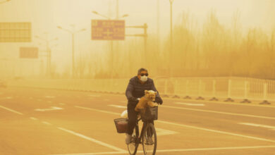 Photo of La tormenta de arena más grande en Beijing en casi una década cubre la ciudad con un polvo amarillo