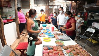 Photo of Familia de Maxcanú recibe visita del gobernador Vila en su panadería tradicional