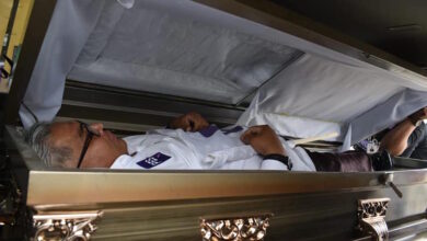 Photo of Candidato a diputado del PES inicia campaña en féretro y pide que si no cumple lo ‘entierren vivo’