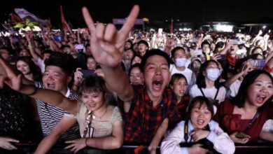 Photo of Wuhan, origen de la covid, celebra un festival de música con miles de asistentes sin mascarilla