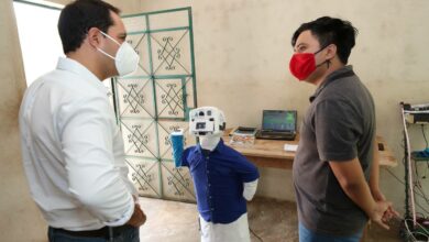 Photo of Vila visita a joven que creó robot que mide temperatura y sirve gel antibacterial