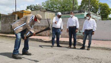 Photo of El alcalde Alejandro Ruz supervisa trabajos de bacheo en la colonia Xoclán Santos