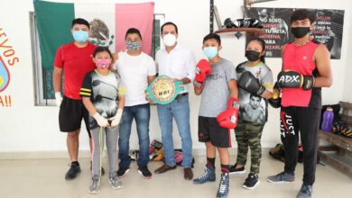 Photo of Vila observa el entrenamiento de boxeo de niñas y niños durante visita al excampeón mundial Gilberto Keb