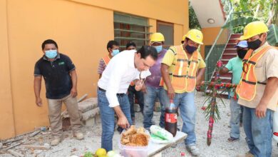 Photo of Con chicharra y refrescos, Vila celebra con albañiles el día de la Santa Cruz