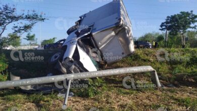 Photo of Vuelca y choca contra un poste en periférico