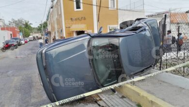 Photo of Tsuru no respeta el alto y choca contra combi; termina volcado