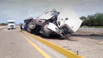 Photo of Se duerme al volante y termina con el trailer volcado