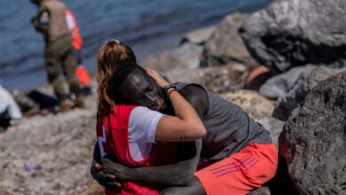 Photo of El abrazo tras sobrevivir a la tragedia