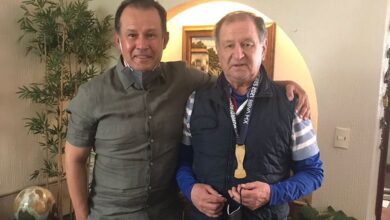 Photo of Juan Reynoso cumple su promesa y regala su medalla de campeón a Enrique Meza