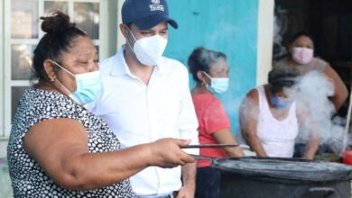 Photo of Gobernador Mauricio Vila apoya negocio de una mujer de Umán