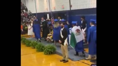 Photo of Le niegan diploma a alumno por portar bandera de México en EU