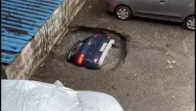 Photo of Tras fuertes lluvias socavón se traga un auto en Bombay, India