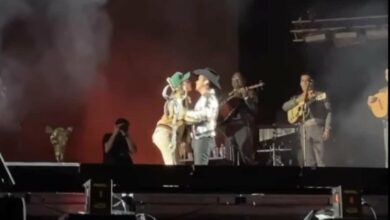 Photo of Belinda besa a Christian Nodal durante concierto y el público enloquece