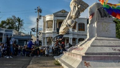 Photo of En Colombia derriban estatua de Cristóbal Colón y arrastran su cabeza