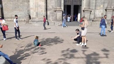 Photo of «Whitexicans» causan indignación al ser captados tomándole foto a niño que pedía dinero