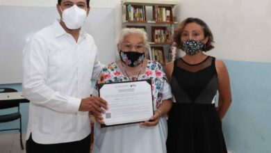 Photo of Gobernador entrega certificado a María Luisa Paredes, quien terminó su primaria a los 70 años