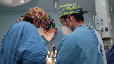 Photo of Médicos del IMSS realizan con éxito un trasplante de riñón de hijo a padre