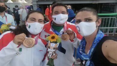 Photo of “No te cuelgues del éxito de ellos”: Critican a Ana Gabriela Guevara por foto con medallistas