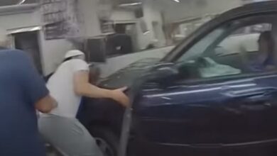 Photo of Policías y testigos levantan un auto para rescatar a una bebé que había sido atropellada