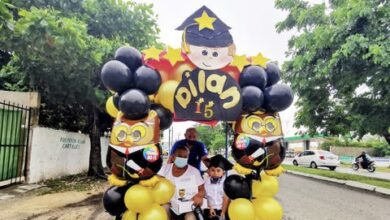 Photo of Abuelitos adornan su triciclo para la «graduación” de su nieto Dilan