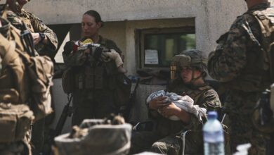 Photo of EE. UU. muestra a sus soldados ayudando a niños en Afganistán