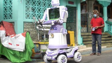 Photo of En Indonesia, crean robot hecho de basura para entregar comida a enfermos de covid
