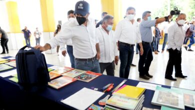 Photo of Gobernador de Yucatán entrega paquetes escolares y certificados de vivienda