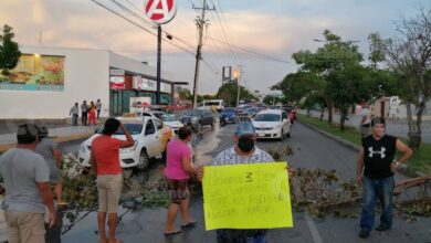 Photo of Vecinos cierran la avenida Canek, llevan tres días sin luz