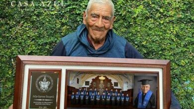 Photo of Don Felipe sigue inspirando; ahora con las fotos de su graduación a los 84 años