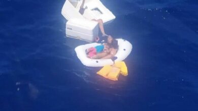 Photo of Niños abrazan el cuerpo de su madre muerta mientras flotan en el mar