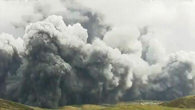 Photo of Con una columna de cenizas de 3 mil 500 metros, volcán hace erupción en Japón