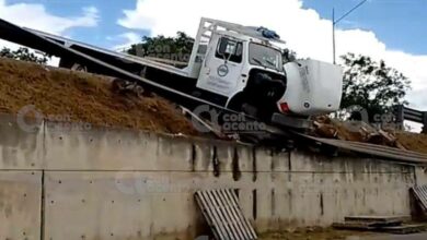 Photo of Camión de material casi se sale del puente de Altabrisa