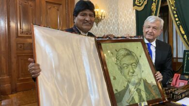 Photo of Evo Morales regala a AMLO cuadro de su rostro hecho con hojas de coca