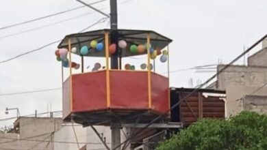 Photo of Construyen mini salón de fiestas sobre poste de luz en Nezahualcóyotl