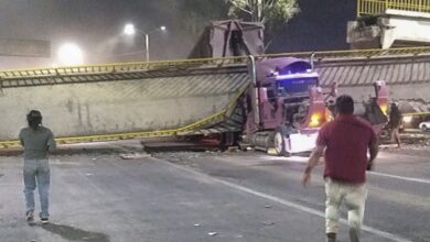 Photo of Tráiler derriba puente peatonal en la carretera federal México-Texcoco