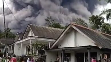 Photo of El volcán Monte Semeru de Indonesia entra en erupción; hay un muerto