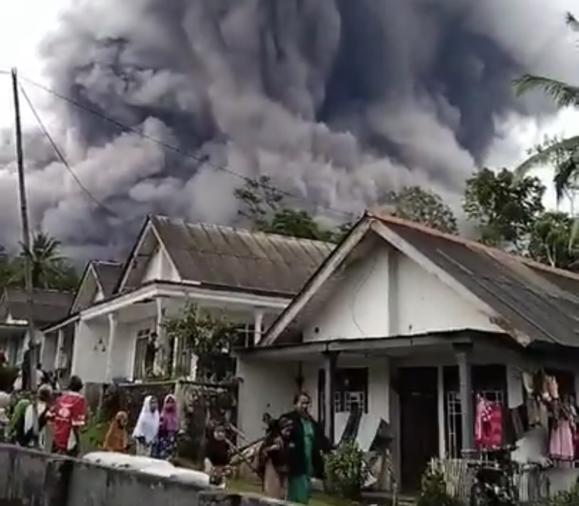 El Volcán Monte Semeru De Indonesia Entra En Erupción Hay Un Muerto Con Acento 6006