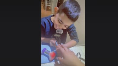 Photo of Niño pone uñas acrílicas para pagar la cirugía de su hermanito